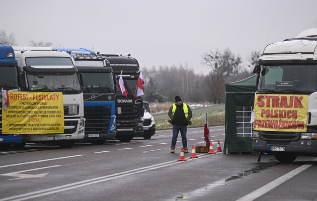 На кордоні з Україною залишається більше 1700 вантажівок