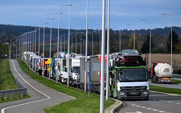 Водіїв, які кидають вантажівки за кордоном, хочуть прирівняти до викрадачів